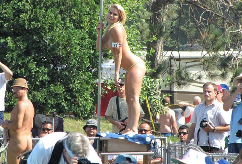 【海外裸祭りエロ画像】レベルが高すぎる！海外の祭りやイベントで全裸を晒す女達！ 46