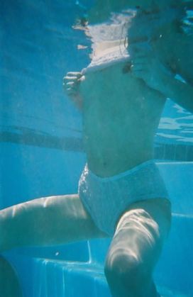 【水中エロ画像】水中カメラが収めたエロス！こんなに水中ってエロいぞ！ 12