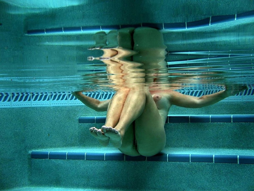 【水中エロ画像】水中カメラが収めたエロス！こんなに水中ってエロいぞ！ 44