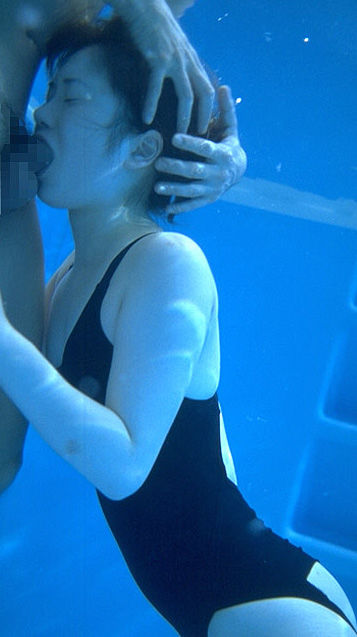 【水中エロ画像】水中カメラが収めたエロス！こんなに水中ってエロいぞ！ 45