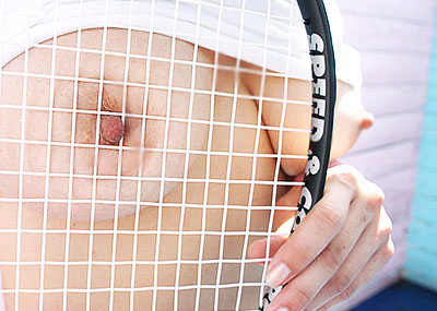 【テニスウェアエロ画像】テニスウェア着たお嬢様系美少女が汗ばんだエッロいおっぱい露出してラケットでオナニーww