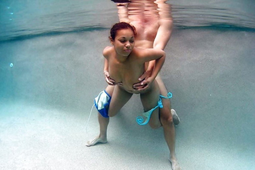 【水中セックスエロ画像】水中で泡履きながらフェラしたりレズプレイしたりちんこ挿入しちゃってる水中セックスのエロ画像集ww 18