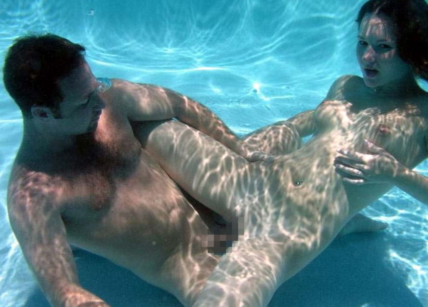 【水中セックスエロ画像】水中で泡履きながらフェラしたりレズプレイしたりちんこ挿入しちゃってる水中セックスのエロ画像集ww 31