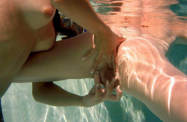 【水中セックスエロ画像】水中で泡履きながらフェラしたりレズプレイしたりちんこ挿入しちゃってる水中セックスのエロ画像集ww 48