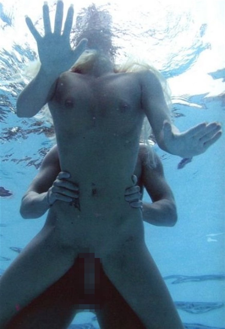 【水中セックスエロ画像】水中で泡履きながらフェラしたりレズプレイしたりちんこ挿入しちゃってる水中セックスのエロ画像集ww 56