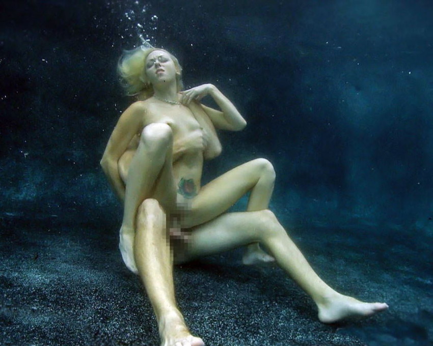 【水中セックスエロ画像】水中で泡履きながらフェラしたりレズプレイしたりちんこ挿入しちゃってる水中セックスのエロ画像集ww 62