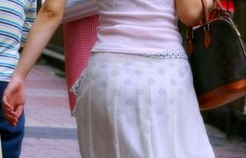 【透けパンエロ画像】街中で盗撮された奇跡！タイトスカートや白ズボンの素人お姉さん達が透けパンしちゃってるエロ画像集！ww 04