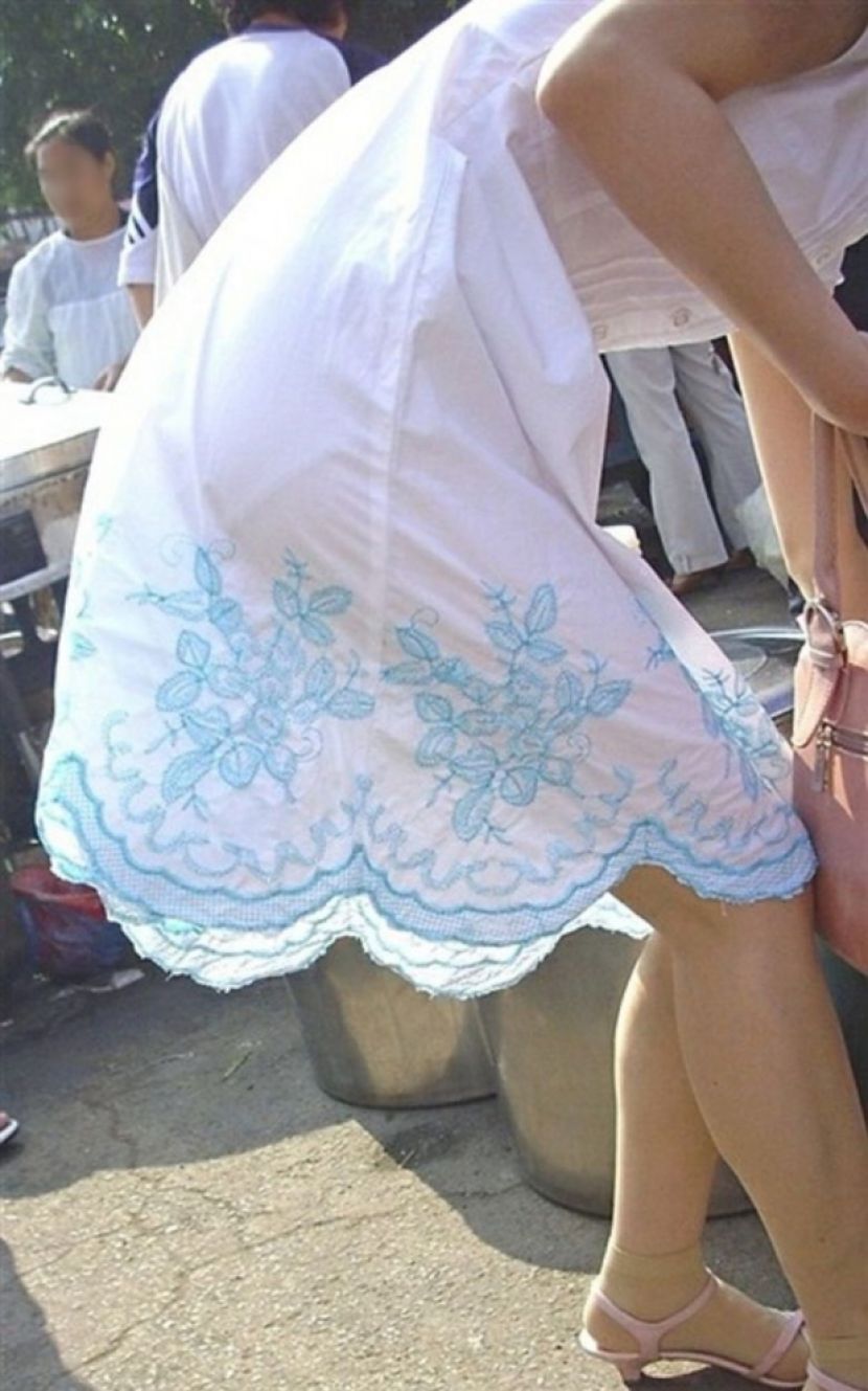 【透けパンエロ画像】街中で盗撮された奇跡！タイトスカートや白ズボンの素人お姉さん達が透けパンしちゃってるエロ画像集！ww 22