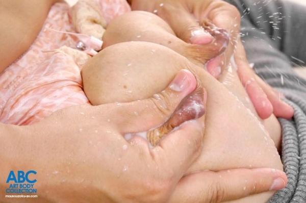 【搾乳エロ画像】甘えん坊男子が豊満巨乳の人妻の母乳を絞って飲みまくる搾乳エロ画像集ww 19