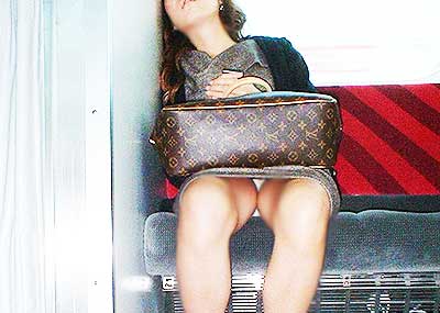 【居眠りパンチラエロ画像】居眠りOLが電車内でお股ユルユル！ww居眠り美女の無防備なパンチラを盗撮した居眠りパンチラのエロ画像集！ww【80枚】