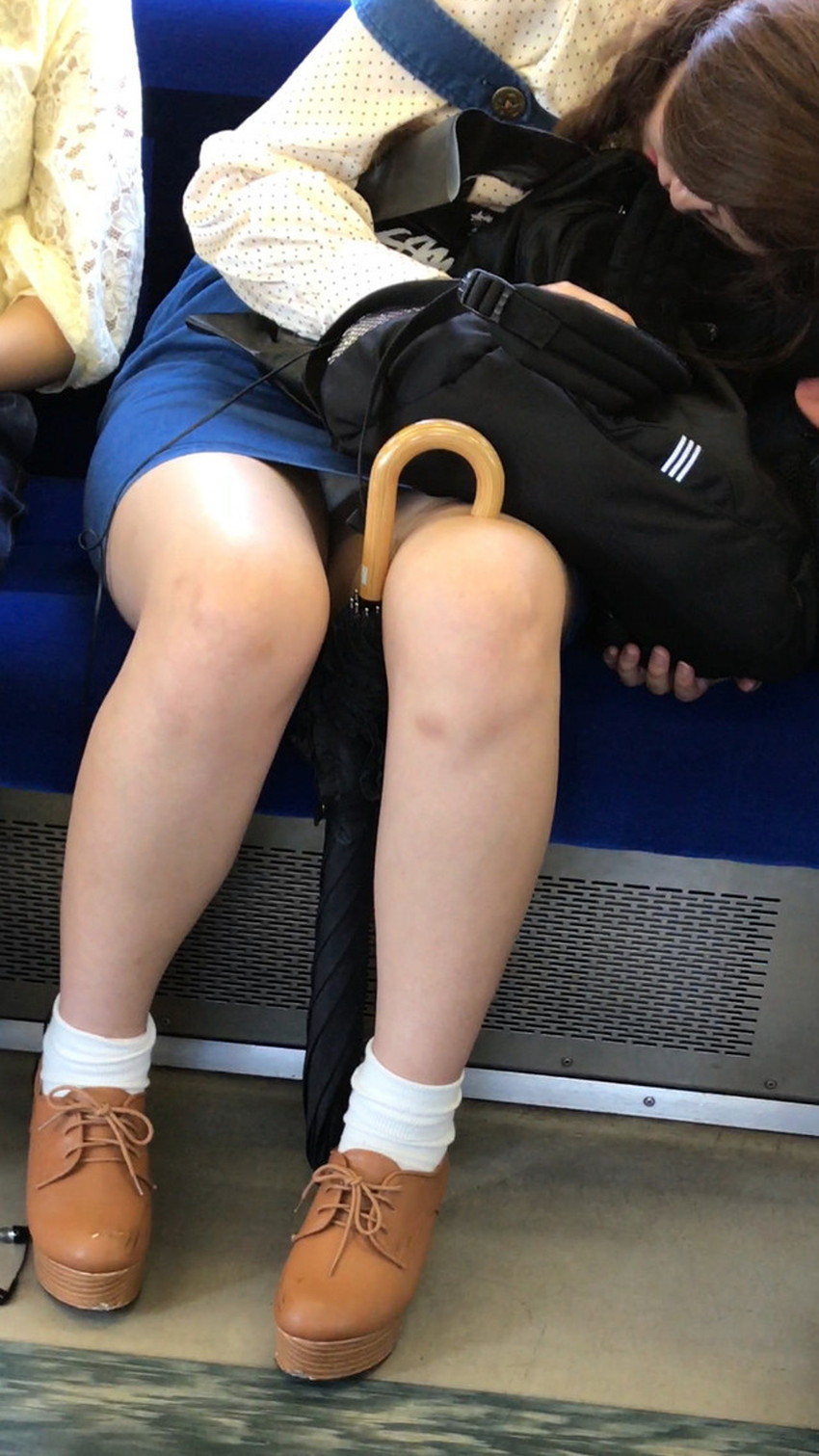 【居眠りパンチラエロ画像】居眠りOLが電車内でお股ユルユル！ww居眠り美女の無防備なパンチラを盗撮した居眠りパンチラのエロ画像集！ww【80枚】 20