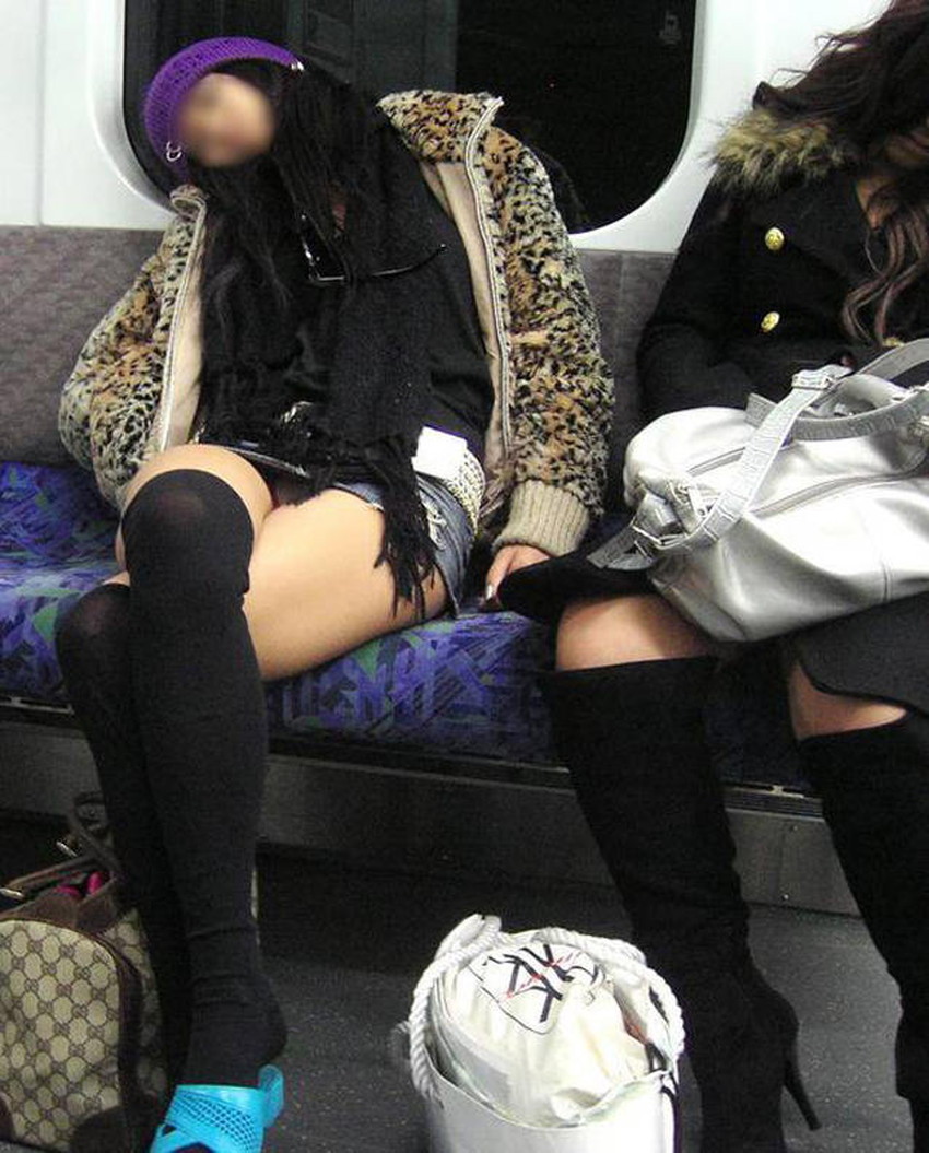 【居眠りパンチラエロ画像】居眠りOLが電車内でお股ユルユル！ww居眠り美女の無防備なパンチラを盗撮した居眠りパンチラのエロ画像集！ww【80枚】 33