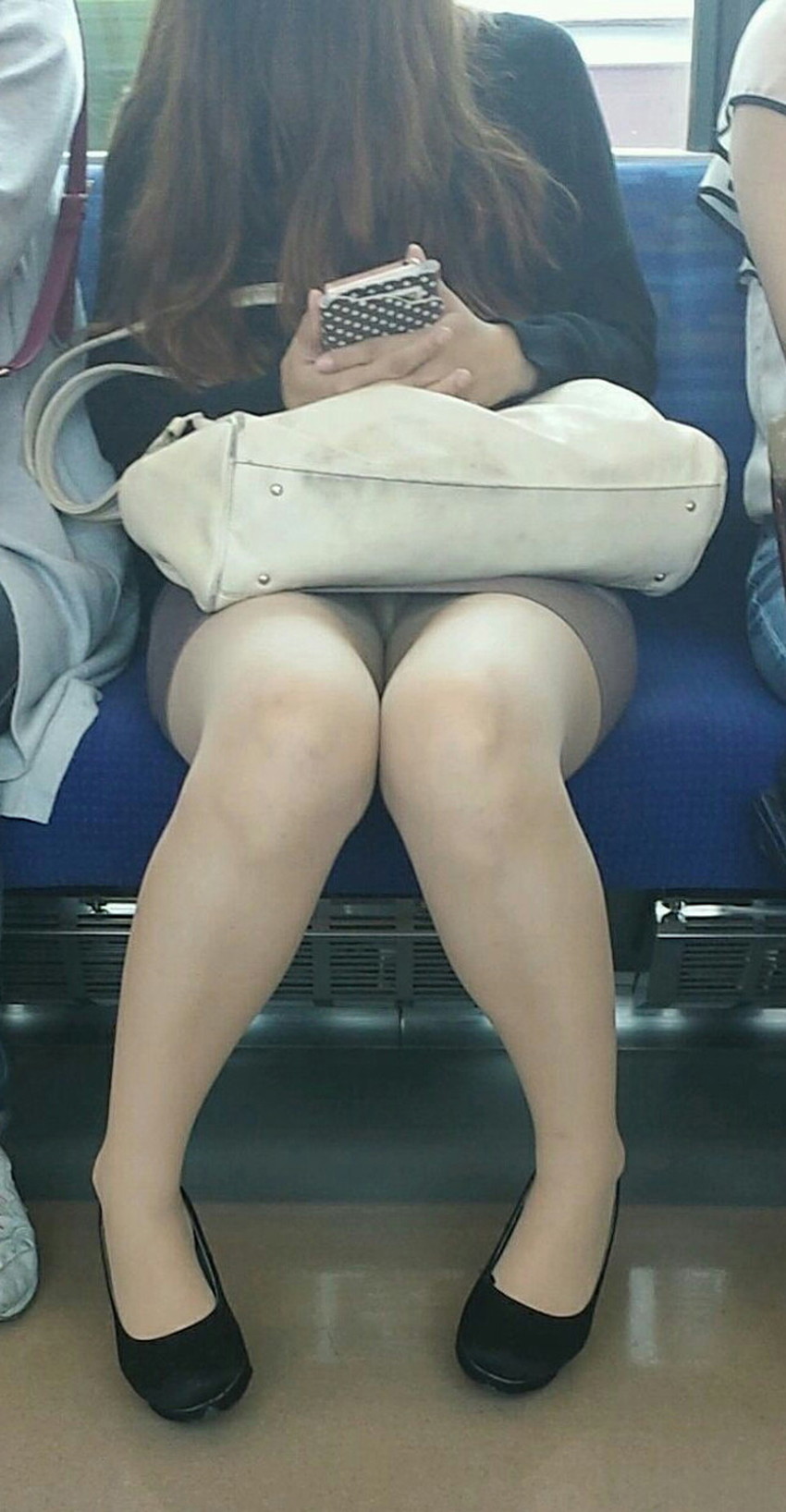 【居眠りパンチラエロ画像】居眠りOLが電車内でお股ユルユル！ww居眠り美女の無防備なパンチラを盗撮した居眠りパンチラのエロ画像集！ww【80枚】 80