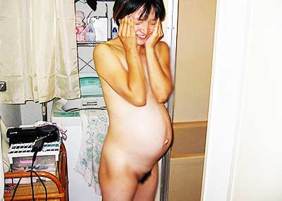 【妊婦不倫エロ画像】元ヤリマンの若妻妊婦が孕んでボテ腹なのに他人棒を膣内にブチ込み赤子の頭を刺激してる妊婦不倫のエロ画像集！ww【80枚】