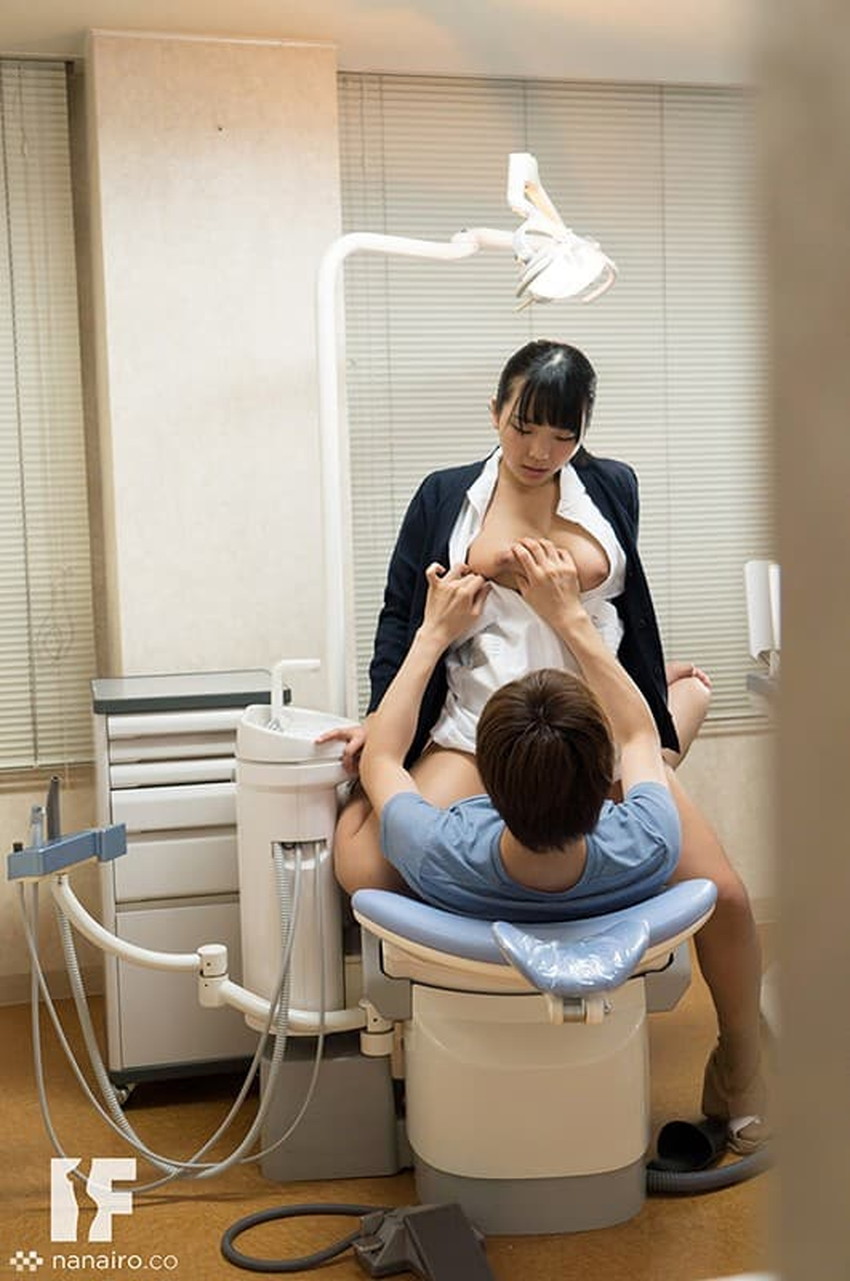 【歯科衛生士エロ画像】歯科衛生士の巨乳があたったりパンチラに興奮して診察台で乳揉みしちゃう歯科衛生士のエロ画像集！ww【80枚】 52