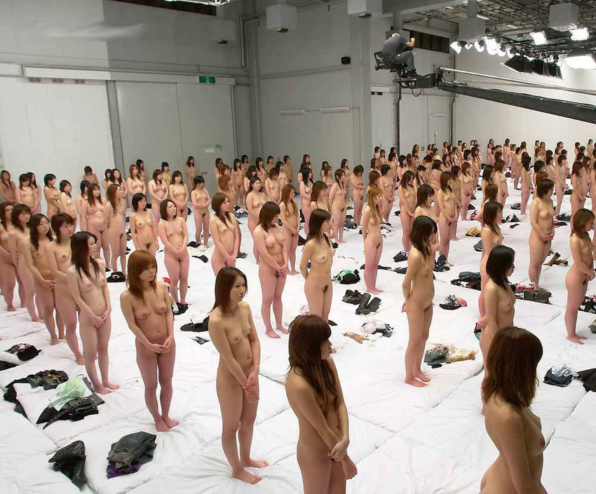 【集団ヌードエロ画像】ハーレムセックスしたくなる大量の美女達が全裸で誘惑してくれてる集団ヌードのエロ画像集！ww【80枚】 75