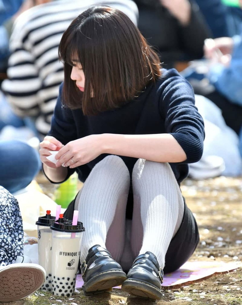 【体育座りパンチラエロ画像】体育座りしている素人女子がパンティー丸見えなのに気づいてないので盗撮した体育座りパンチラのエロ画像集！ww【80枚】 10