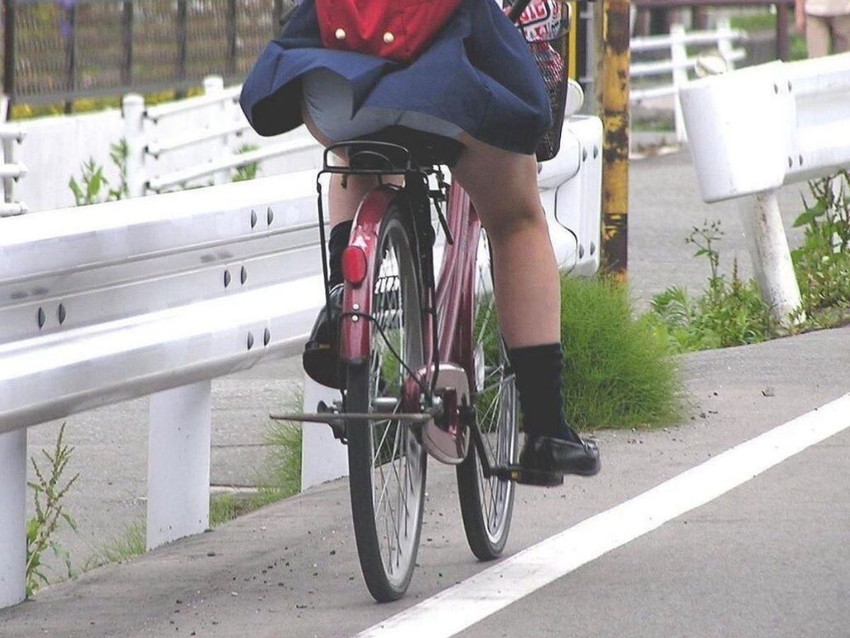 【チャリパンチラエロ画像】ヒラヒラスカートの自転車女子は要注意！走行中や停車中にパンチラした瞬間を盗撮したチャリパンチラのエロ画像集！ww【80枚】 44