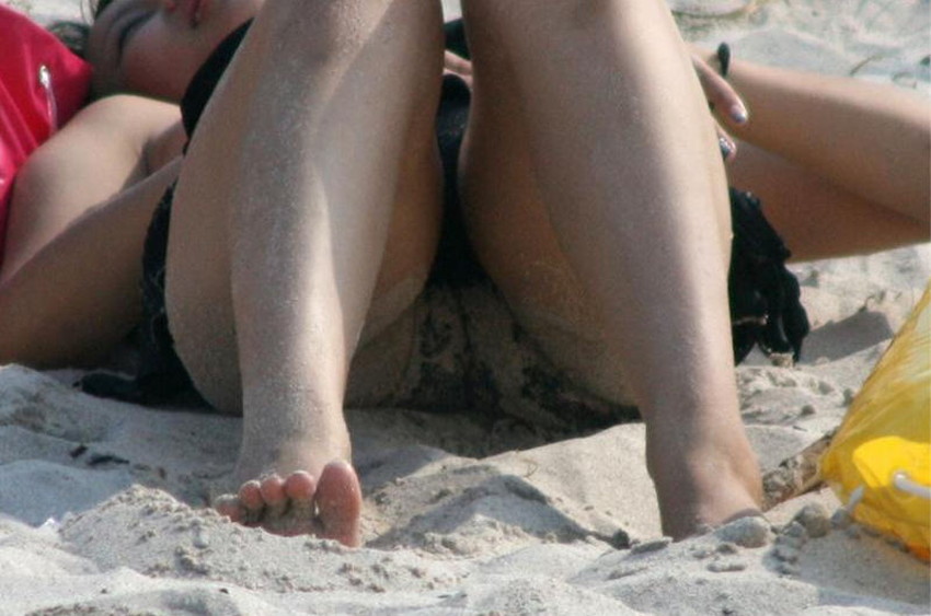 【砂まみれ水着エロ画像】ビーチで遊ぶビキニギャルたちの砂まみれの美尻やおっぱいの谷間が卑猥に見える砂まみれ水着のエロ画像集！ww【80枚】 10