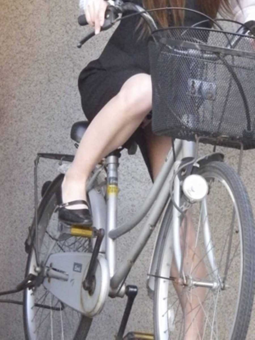 【自転車OLエロ画像】OLスーツのタイトスカートの太ももや美尻、パンチラが堪らなさすぎるOL自転車のエロ画像集！ww【80枚】 35