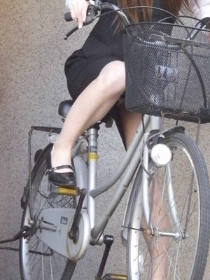 【自転車OLエロ画像】OLスーツのタイトスカートの太ももや美尻、パンチラが堪らなさすぎるOL自転車のエロ画像集！ww【80枚】 45