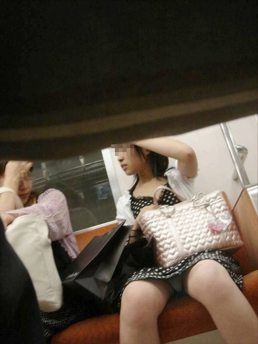 【電車内盗撮エロ画像】素人娘のパンチラや胸チラを電車内で狙ってみた結果 28