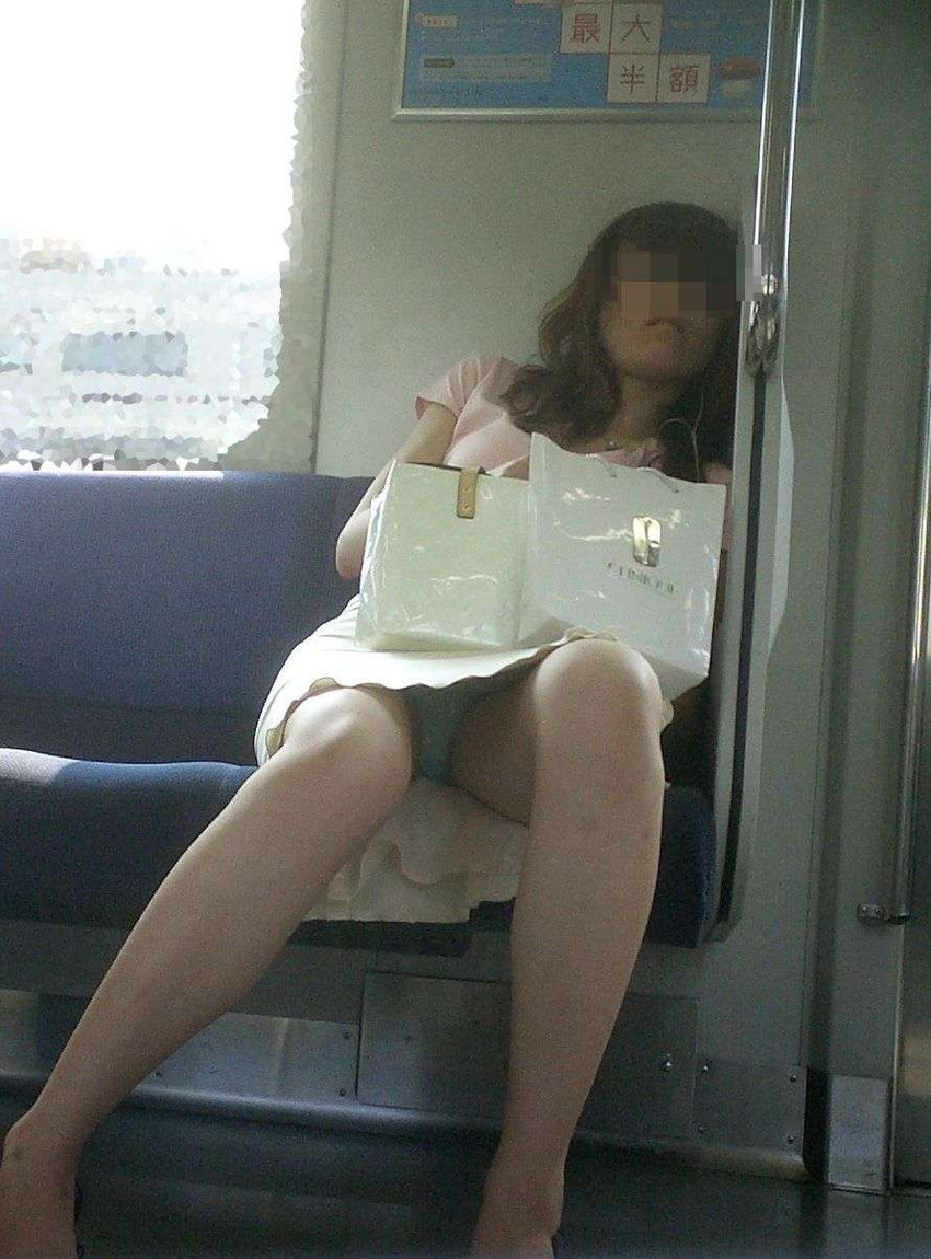 【電車内盗撮エロ画像】素人娘のパンチラや胸チラを電車内で狙ってみた結果 30