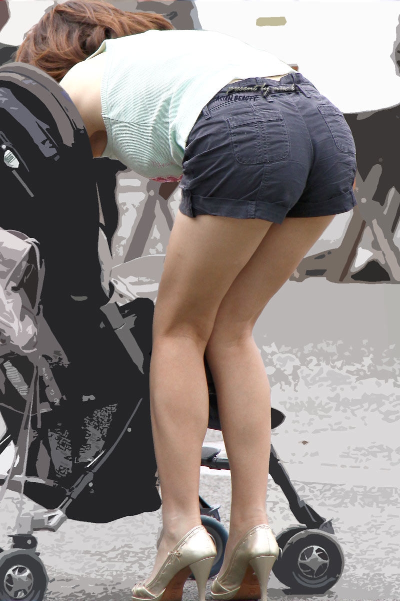 【ホットパンツエロ画像】街中で見かけたホットパンツの女の子を追跡したったｗｗ