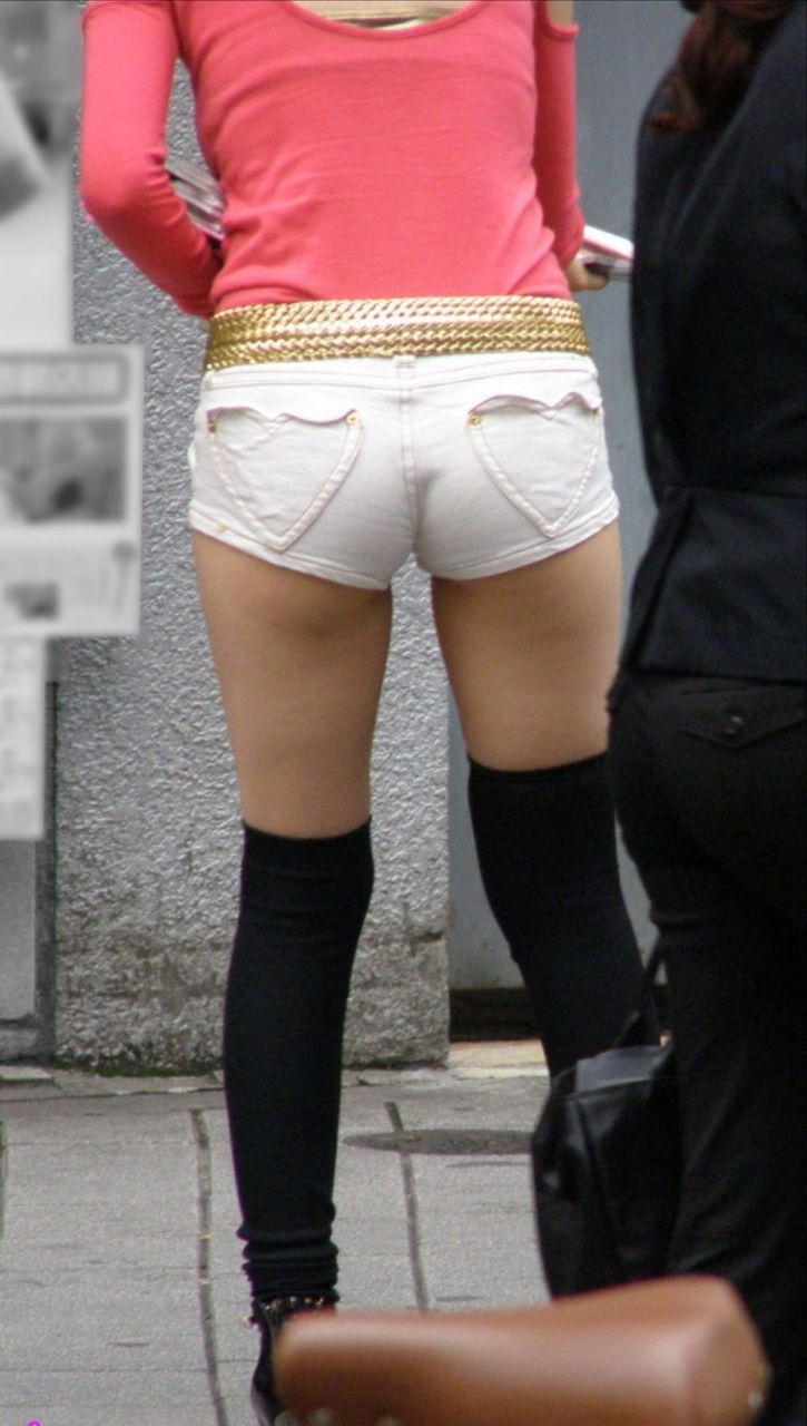 【ホットパンツエロ画像】街中で見かけたホットパンツの女の子を追跡したったｗｗ 05