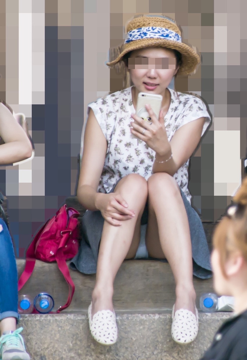 【街撮りパンチラエロ画像】偶然見つけた街中の女の子たちのパンチラがエロい！ 40