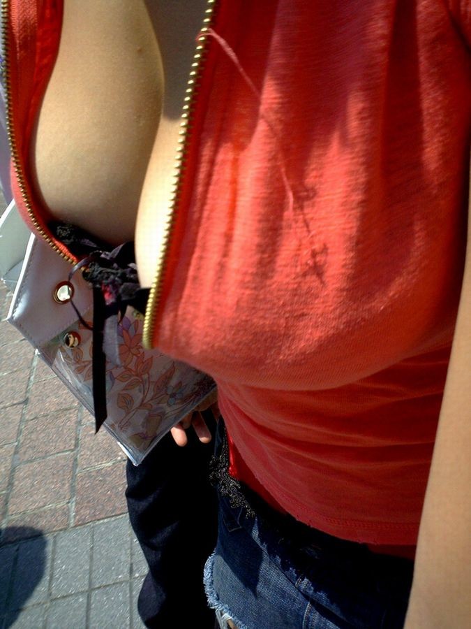【素人胸チラエロ画像】素人娘たちの胸元を狙った盗撮画像がこちらｗｗｗ 50