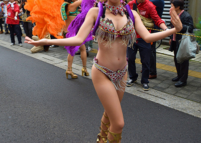 【サンバエロ画像】日本にもあった！下着同然で踊りまくりのサンバ祭り！