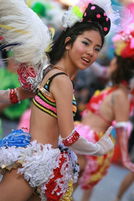 【サンバエロ画像】日本にもあった！下着同然で踊りまくりのサンバ祭り！ 05