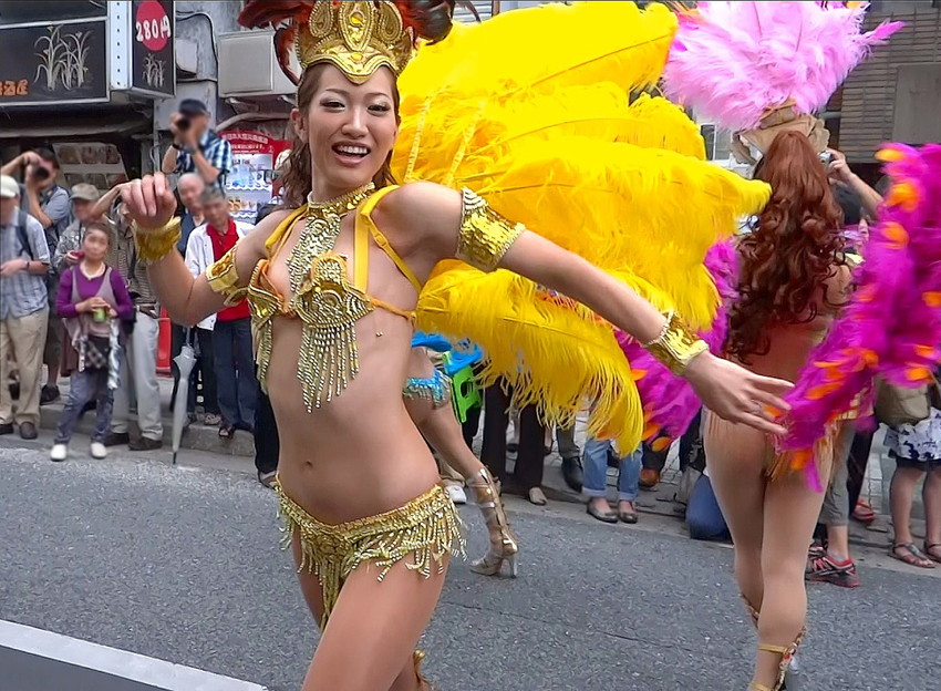 【サンバエロ画像】日本にもあった！下着同然で踊りまくりのサンバ祭り！ 36