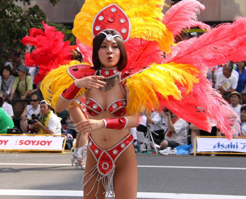 【サンバエロ画像】日本にもあった！下着同然で踊りまくりのサンバ祭り！ 52