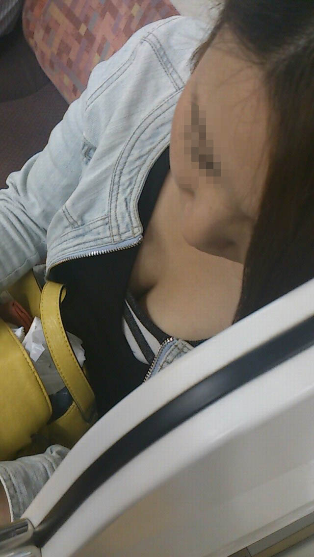 【電車内盗撮エロ画像】電車内でパンチラ、胸チラしている女子を盗撮したったｗｗ 23