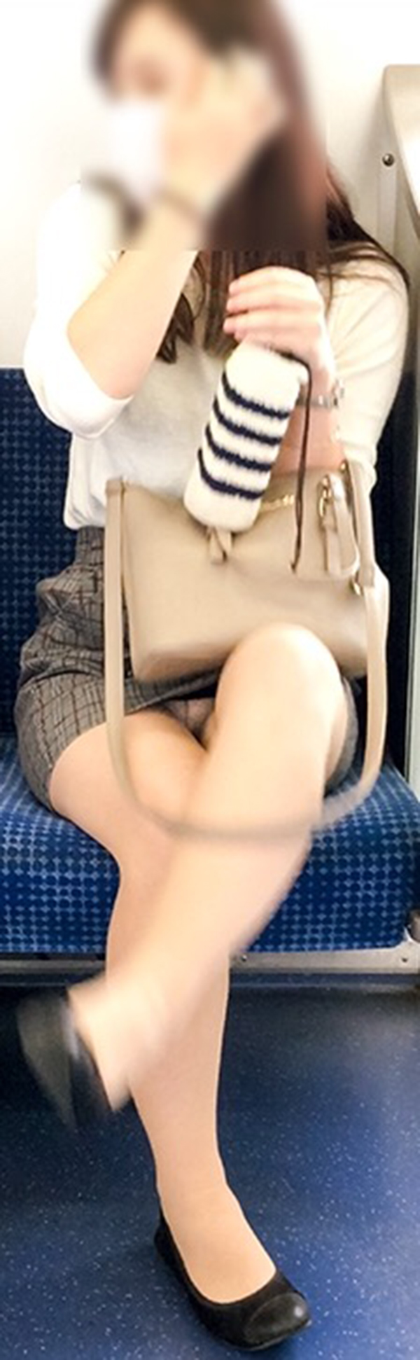 【電車内盗撮エロ画像】電車内でパンチラ、胸チラしている女子を盗撮したったｗｗ 43