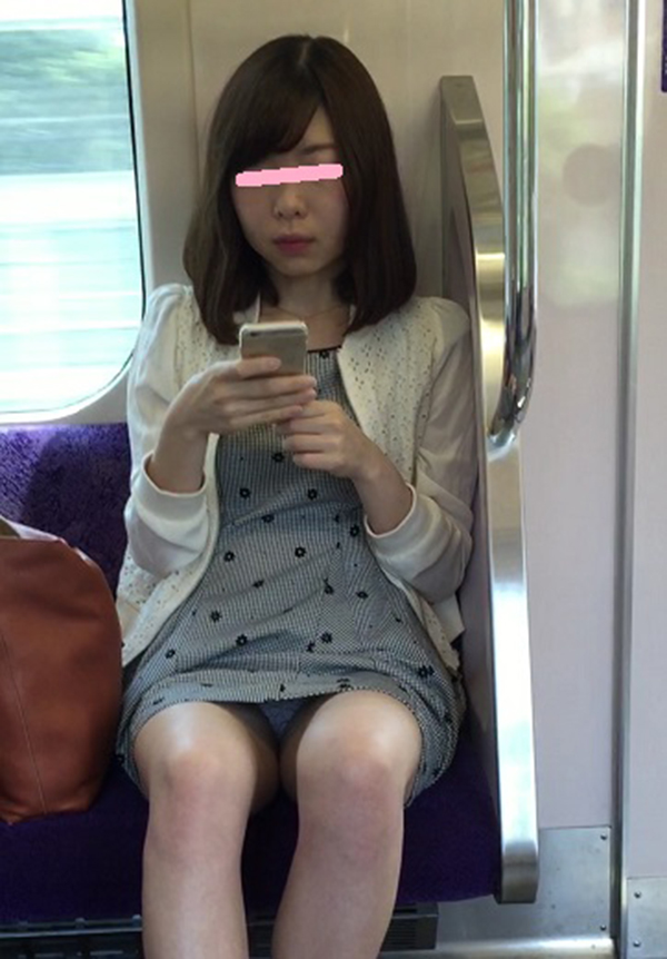 【電車内盗撮エロ画像】電車内でパンチラ、胸チラしている女子を盗撮したったｗｗ 45