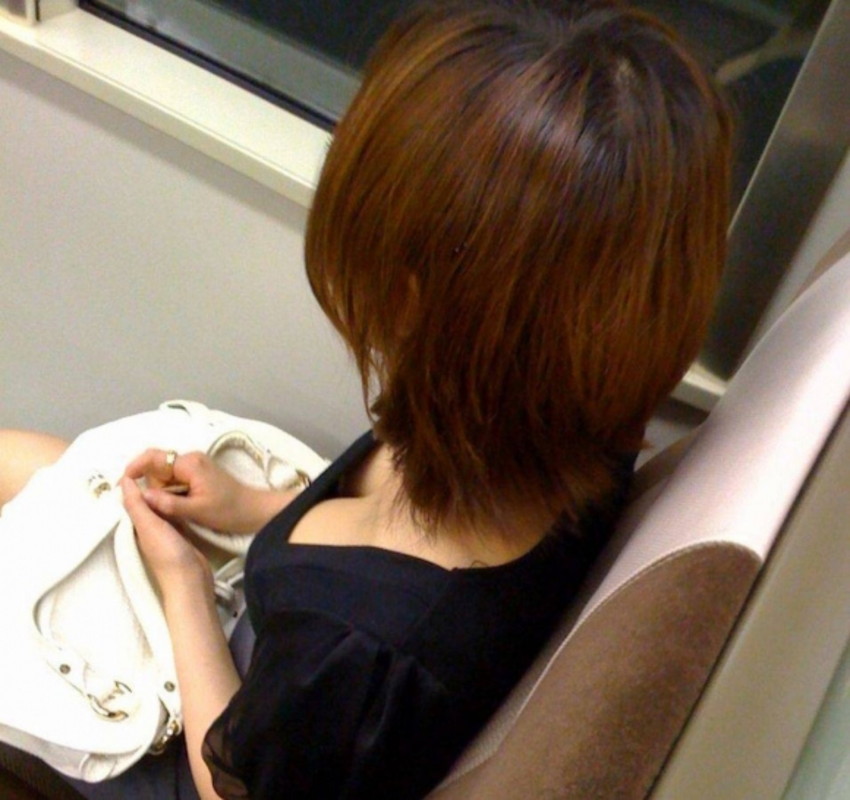 【電車内盗撮エロ画像】電車内でパンチラ、胸チラしている女子を盗撮したったｗｗ 49