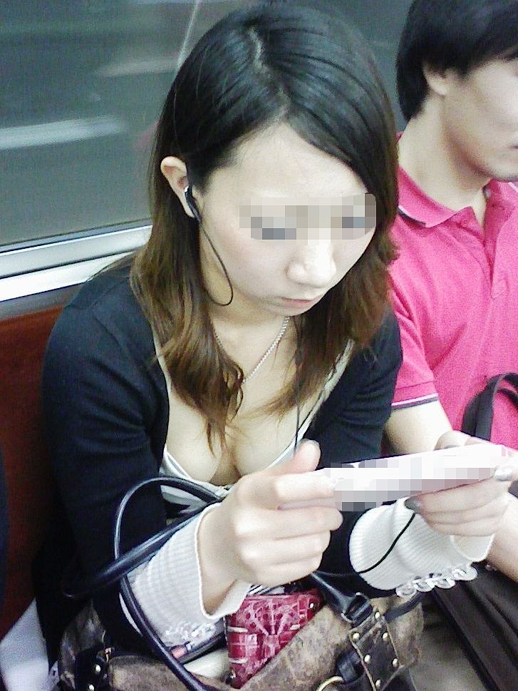 【電車内盗撮エロ画像】電車内でパンチラ、胸チラしている女子を盗撮したったｗｗ 50