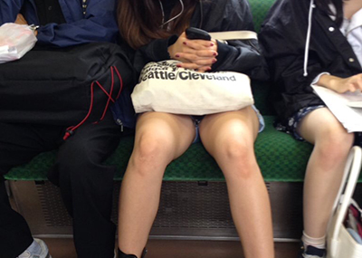 電車の対面に座ってる女の子の胸チラやパ○チラ、太ももを→「隠し撮り」したっぽい画像まとめ！