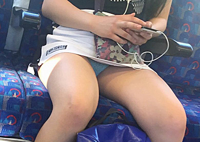 電車の座席対面に座ってる子の胸チラやスカート中身を狙って→スマホ撮りしたっぽい画像まとめ！