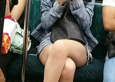 電車の対面に座ってる女子の「パンツ」や「太もも」を隠し撮りしてるっぽい画像まとめ→３８枚！