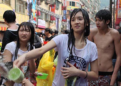 【濡れ透け】中国の「水掛け祭り」とかいうギャラリーが男だらけのイベントｗｗｗｗｗｗｗｗｗｗｗｗ