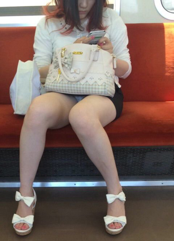 【電車内盗撮エロ画像】電車内でパンチラしている女子見つけたから撮ったったｗ 09