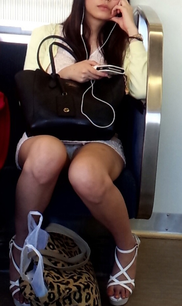 【電車内盗撮エロ画像】電車内でパンチラしている女子見つけたから撮ったったｗ 21