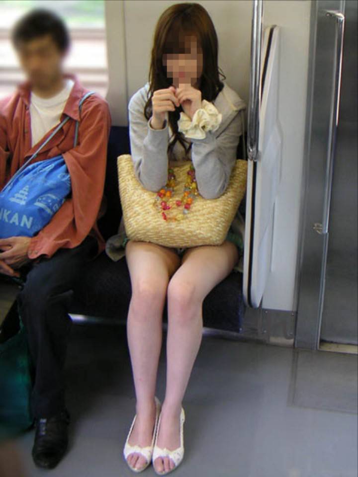 【電車内盗撮エロ画像】電車内でパンチラしている女子見つけたから撮ったったｗ 41