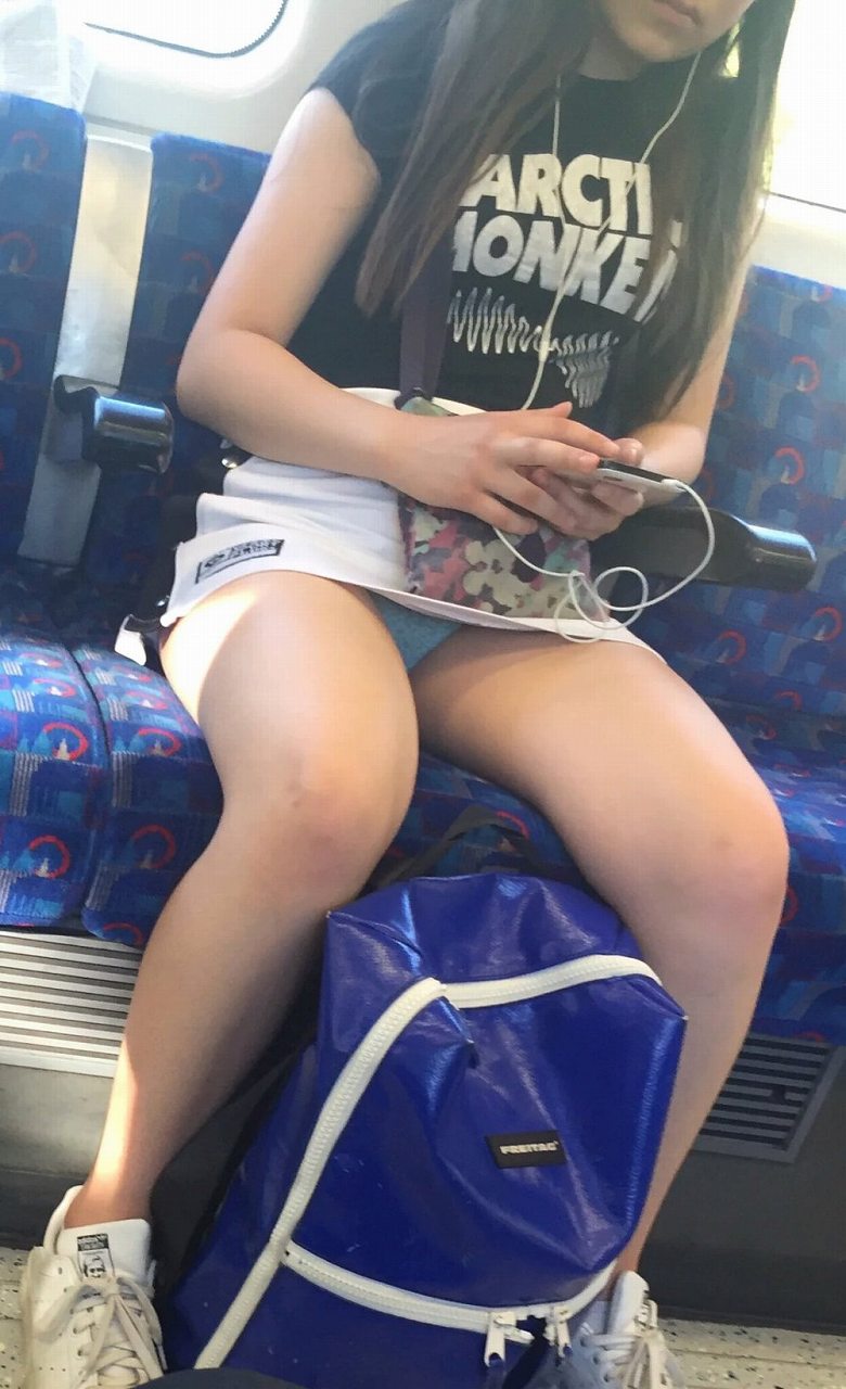 【電車内盗撮エロ画像】電車内でパンチラしている女子見つけたから撮ったったｗ 42