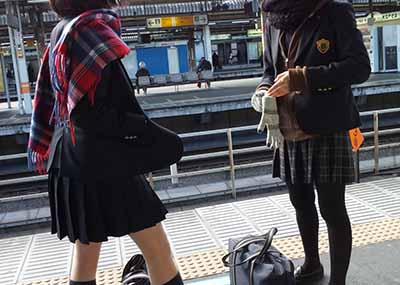 駅で撮られた高画質な制服「ＪＫ」シリーズ！→実際肉眼で視てるような生々しい写真４０枚追加。
